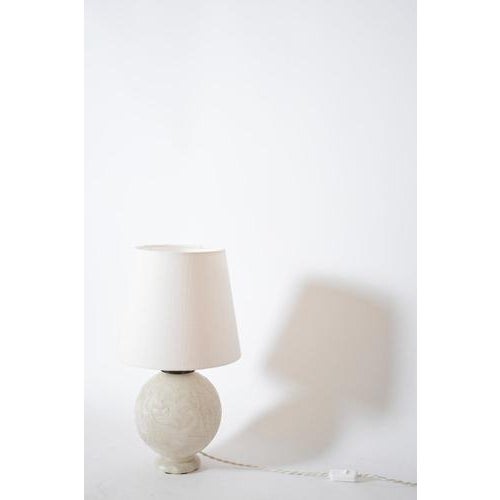 Engraved alabaster ball lamp, 1930s. Height: 24 cm - 9.45 in Diameter: 18 cm - 7.09 in Height with lampshade: 50 cm -...