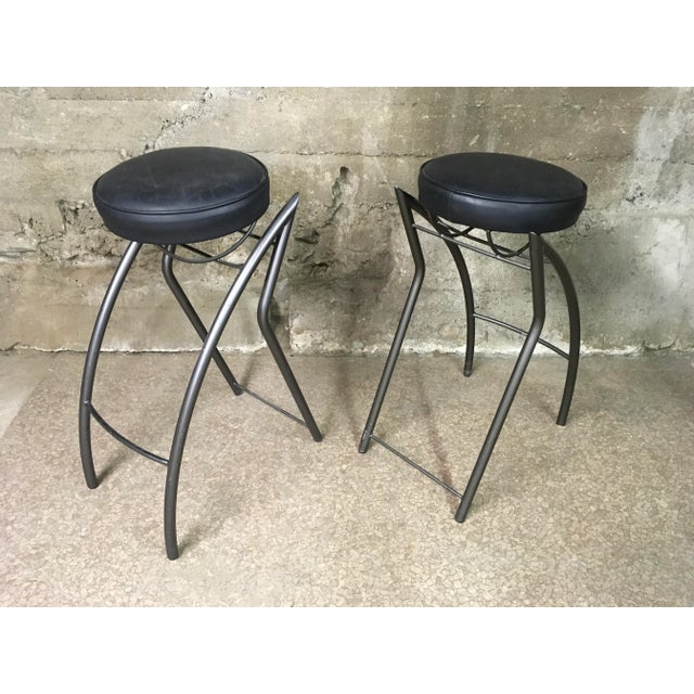 Set of Four Unique Postmodern Memphis-Style Bar Stools With Sharp Angular Gunmetal Tubular Steel Frames & Black Leather Seats For Sale In Los Angeles - Image 6 of 12