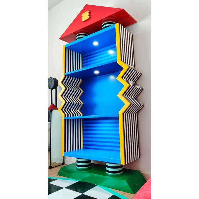 Comes with 3 built-in LED lights. The yellow knob of the red top is the light switch. Signed by Maker