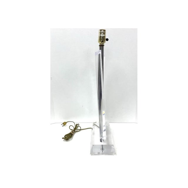 1970s Mid Century Modern Lucite Table Lamp For Sale In New York - Image 6 of 12