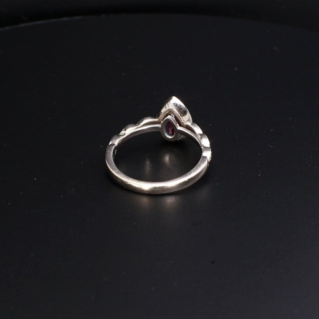 10k White Gold Ring With Pear-Shaped Lab-Grown Alexandrite & Diamond Accents, Size 6.75 For Sale In Phoenix - Image 6 of 9