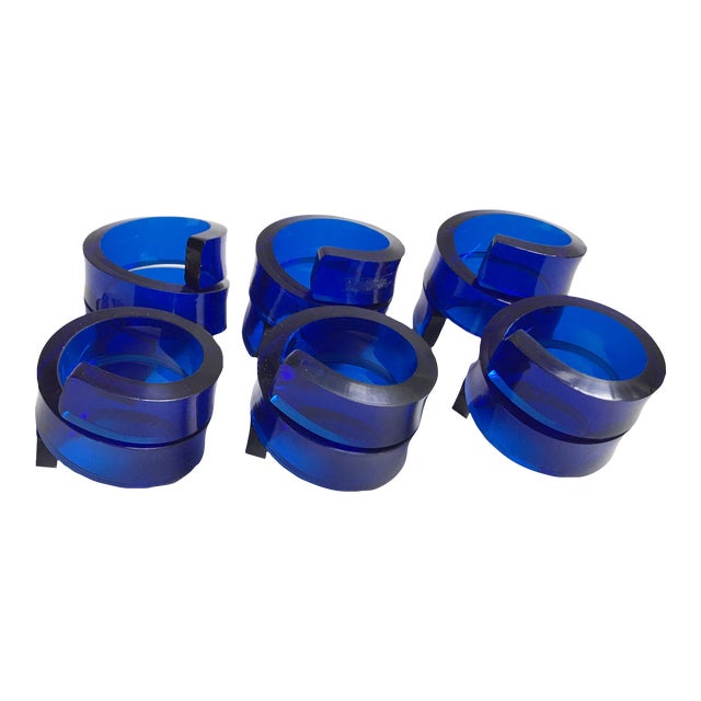 Vintage Postmodern Blue Transparent Lucite Plastic Double Twist Spiral Ribbon Napkin Rings- Set of 6 For Sale