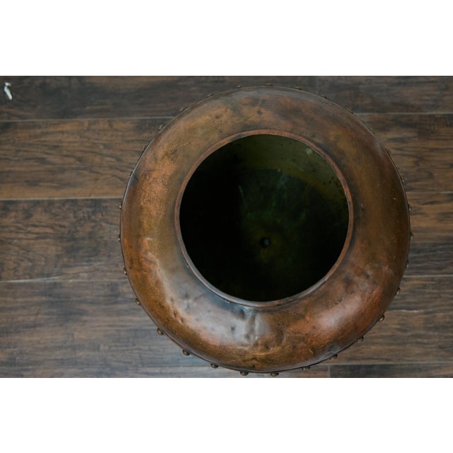 An English Arts and Crafts copper planter from the 19th century with hand-riveted bands. This 19th-century English copper...