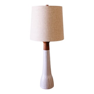1960s Jane and Gordon Martz Table Lamp M165 Marshall Studios Matte White Tan Incising Walnut For Sale