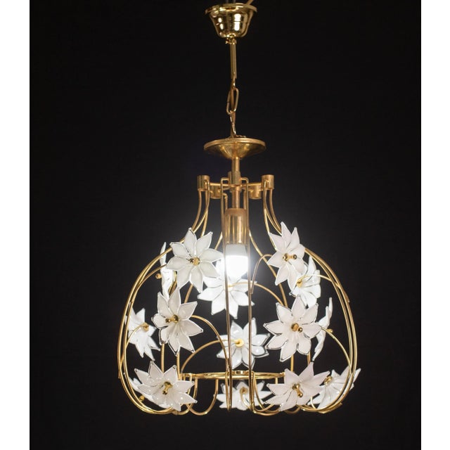 Vintage Murano glass chandelier with white flowers. The chandelier has 1 light points with E27 connection, possible to...