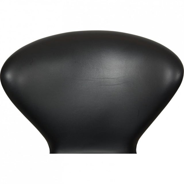 Swan Chair in Original Black Aura Leather by Arne Jacobsen For Sale - Image 10 of 18