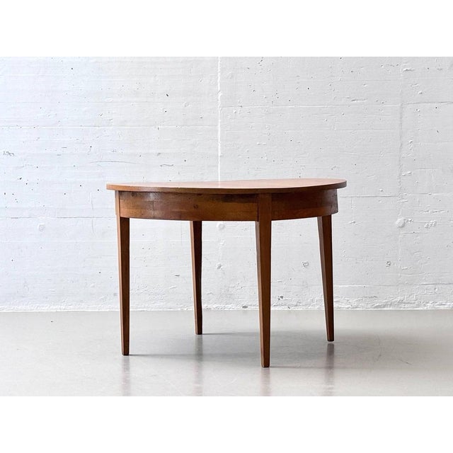 Mid-Century Modern Round Dining Table in Alder Wood For Sale - Image 3 of 16