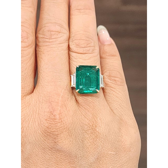 Modern 7.52 Ct GRS Certified Zambian Emerald & Diamond Ring, Size 6.5 For Sale - Image 3 of 10