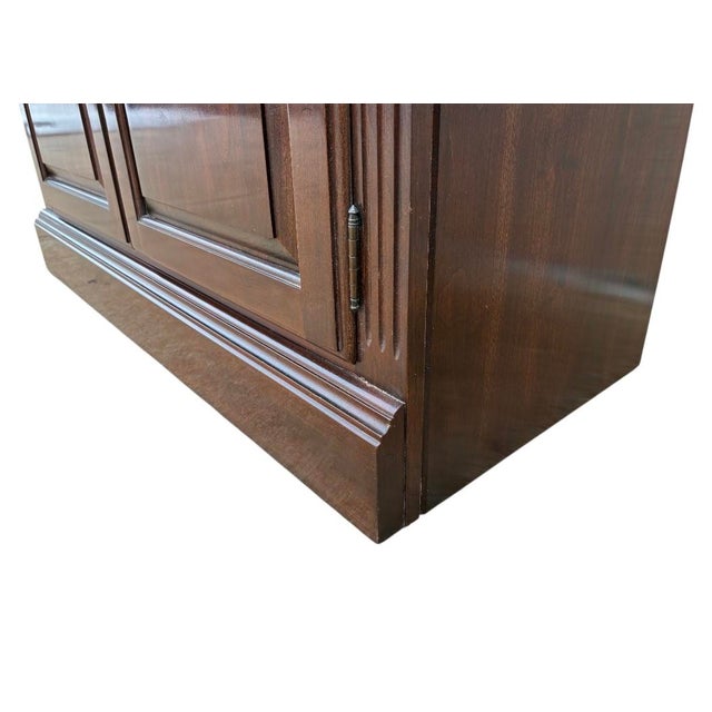 1980s 1980s Ethan Allen Breakfront Georgian Court Display Cabinet Curio Hutch Chippendale For Sale - Image 5 of 14