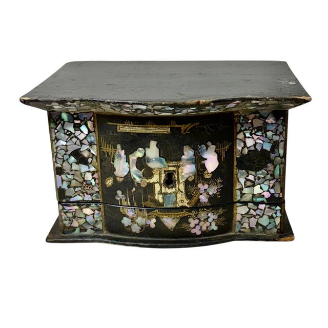 19th Century Japanese Black Lacquer and Mother of Pearl Jewelry Box For Sale In Tampa - Image 6 of 8