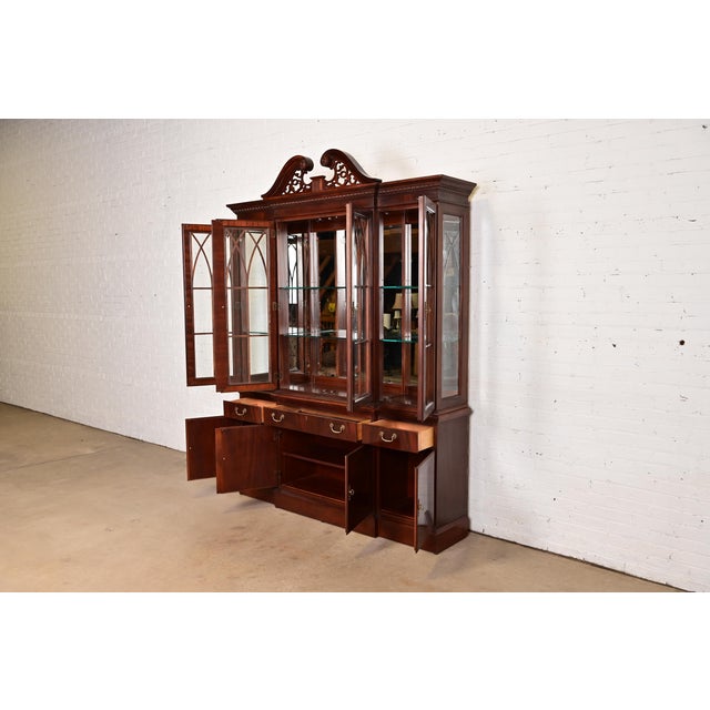 Late 20th Century Ethan Allen Georgian Carved Flame Mahogany Lighted Breakfront Bookcase Cabinet For Sale In South Bend - Image 6 of 16