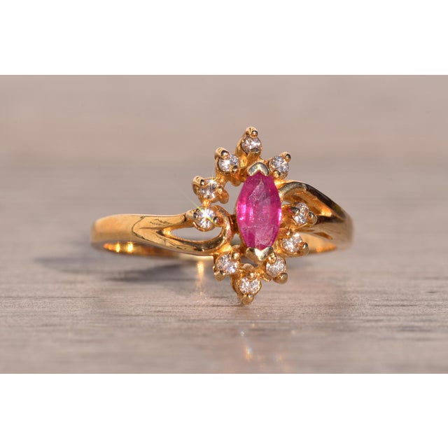 Tres Calle: 1980s Original Ruby and Diamond Ring in Yellow Gold For Sale - Image 10 of 12