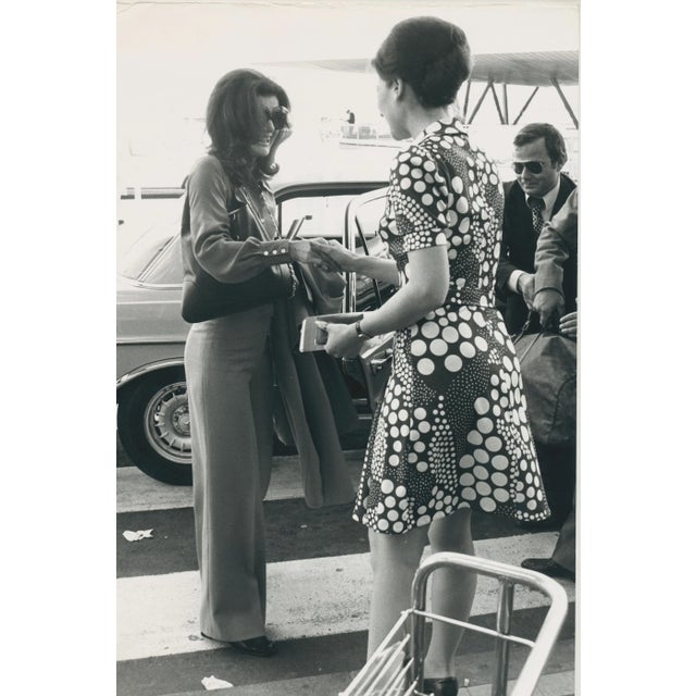 1970s Jackie Kennedy at the Airport in Paris, France, 1970s, Photograph For Sale - Image 5 of 5