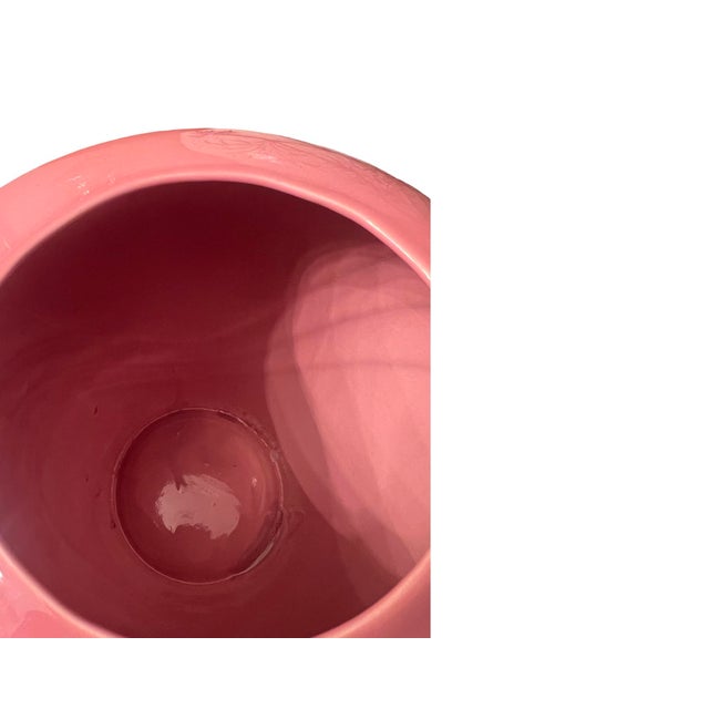 1980s Vintage Postmodern Large Ribed Pink Drapped Ceramic Vase 1980s Art Deco For Sale - Image 5 of 11