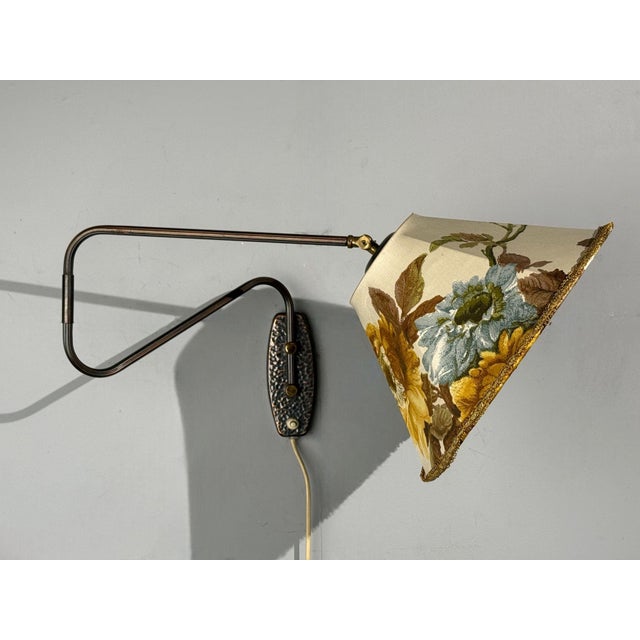 Swedish Mid-Century Modern, Adjustable Wall Light or Sconce, Copper, Sweden, 1970s An articulating hammered copper 'Type...