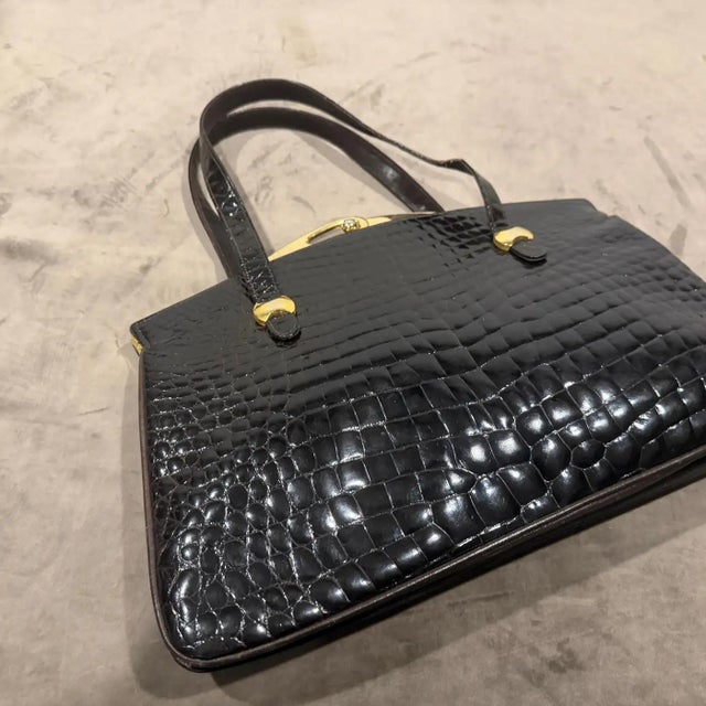 An Elegant 1960s Vintage Dark Brown Leather and Brass Clasp Italian Hand-Bag For Sale - Image 15 of 16