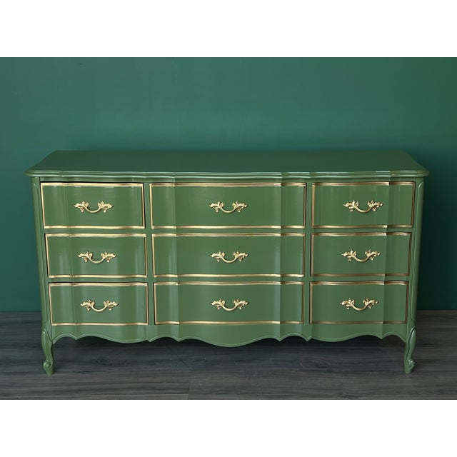 Late 20th Century French Provincial Green Lacquered Dresser of Nine Drawers For Sale In Miami - Image 6 of 14