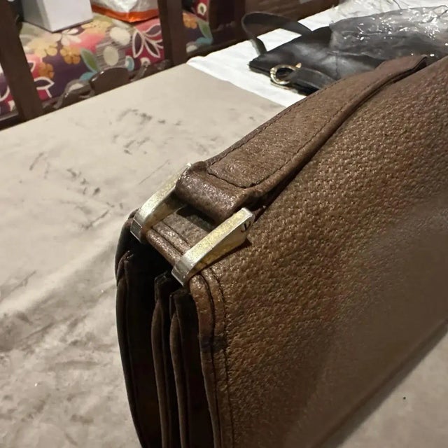 Brown An Elegant 1970s Brown Leather and Brass Hardware Shoulder Bag by Gucci For Sale - Image 8 of 16