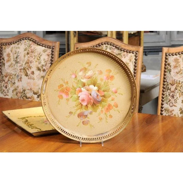 French Early 20th Century French Tôle Tray with Hand-Painted Bouquet of Roses and Pierced Gallery For Sale - Image 3 of 12