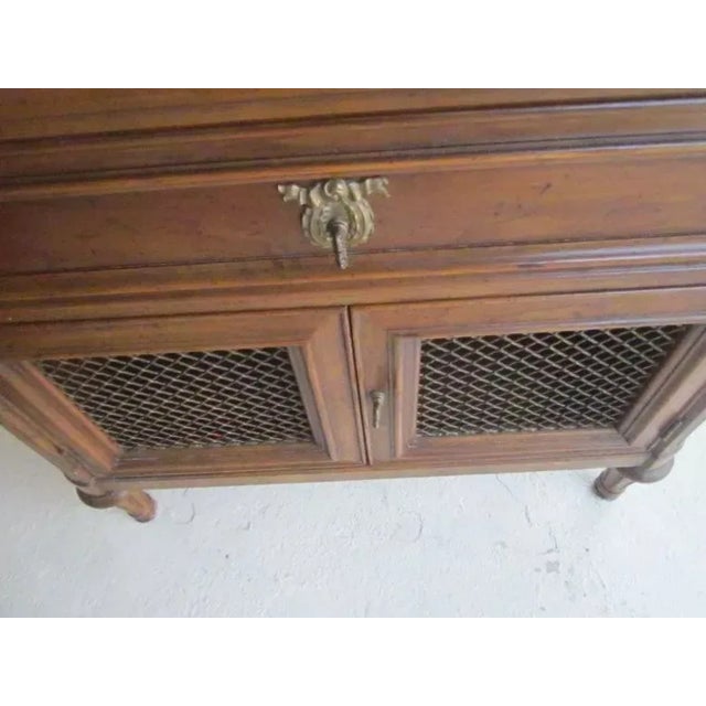 Vintage Henredon French Provincial Mesh Door Nightstands End Tables Set of 2 For Sale - Image 12 of 12