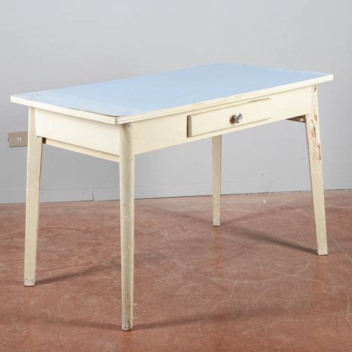 This 1950s kitchen table is a perfect example of the functional design of early modernism, ideal for those looking to add...