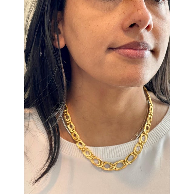 2020s 18 Karat Yellow Gold Hammered Double Oval Graduating Link Necklace 21 Gm For Sale - Image 5 of 8