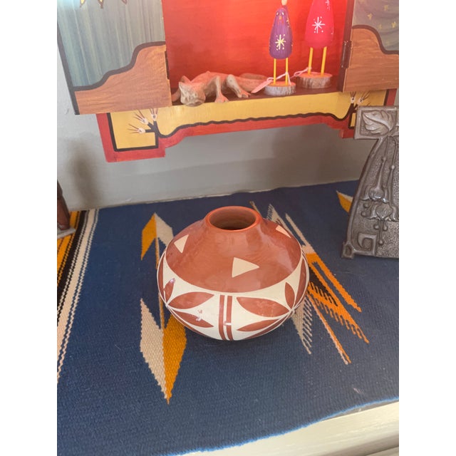 A beautiful redware bowl by Pueblo Native American artist’s Doug and Charlotte Vigil of San Ildefonso. The thick wheel...