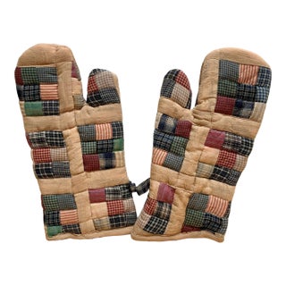 Pair of Rustic Americana Quilted Oven Mits Potholders For Sale
