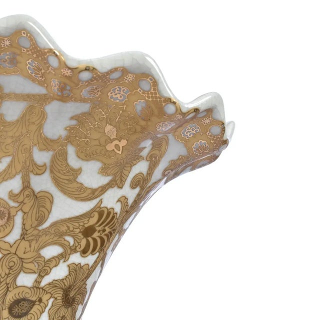 Chinese Porcelain Yuhuchunping 30 Inch Gold and White Palace Vase With Scalloped Top For Sale - Image 6 of 12