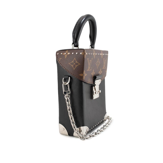 Modern Louis Vuitton Monogram Canvas Black Leather Silver Hardware Camera Box Bag For Sale - Image 3 of 11