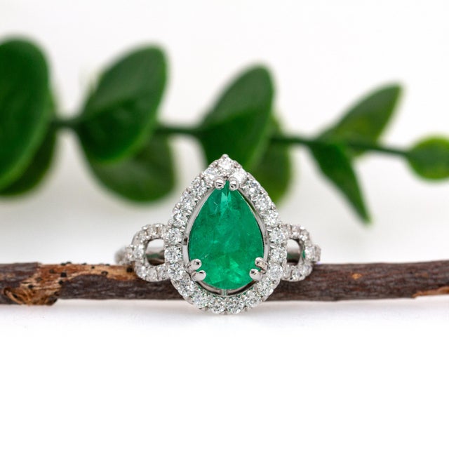Art Deco Gia Certified 2.08cts Colombian Emerald Diamond Ring in 14k Gold | Pear 10x8mm, Size 6.75 For Sale - Image 3 of 8