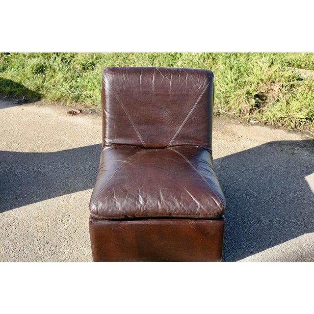 Modular sofa composed of 3 leather chairmen. Circa 1970 small shock leather traces, see photo. Patina. In good condition....