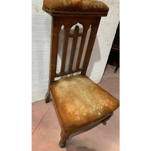 Solid oak prie-dieu chair Tapestry seat (wear, see photo) Openwork back decorated with a cross 19th century