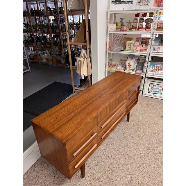 Vintage Mid-Century Modern Low Dresser With Sculpted Pulls and Tapered Legs. For Sale In Seattle - Image 6 of 10