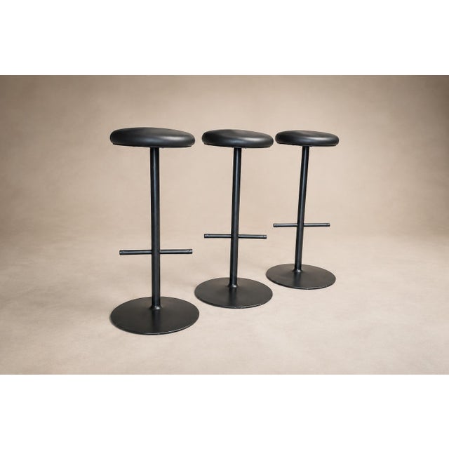 Black Ricardo Fasanello “Ciranda” Bar Stools in Black Carbon Steel and Original Leather, Set of Three, Brazil, 1986 For Sale - Image 8 of 18