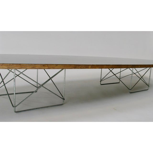 Elliptical Coffee Table / Vitra - table basse elliptique ETR - design Charles et Ray ... - Tempered glass shelf and white marble combine for a great contemporary look.