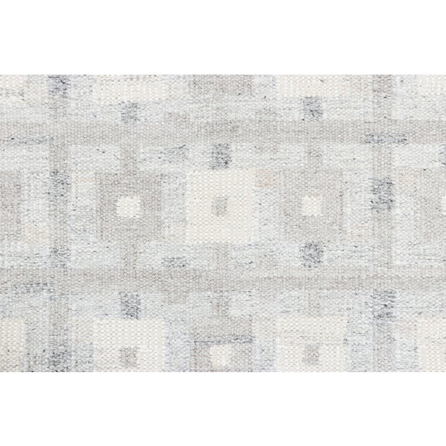 Mid-Century Modern Rug & Kilim’s Scandinavian Style Rug, White and Gray Geometric Patterns For Sale - Image 3 of 7