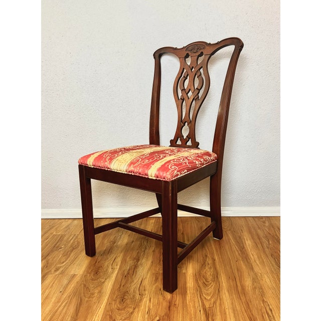 Thomas Chippendale Pair of 1930s–1940s American Mahogany Chippendale Revival Chairs With Pierced Backs For Sale - Image 4 of 9