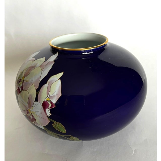 Japanese Koransha Porcelain Vase Featuring White Orchids on a Cobalt Blue Ground For Sale - Image 3 of 10
