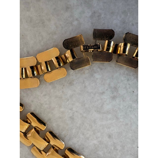 Trifari Vintage Trifari Gold Tone Necklace. For Sale - Image 4 of 4