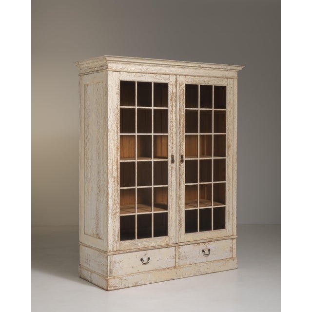 French White Patinated Vitrine France Early 20th Century For Sale - Image 9 of 15
