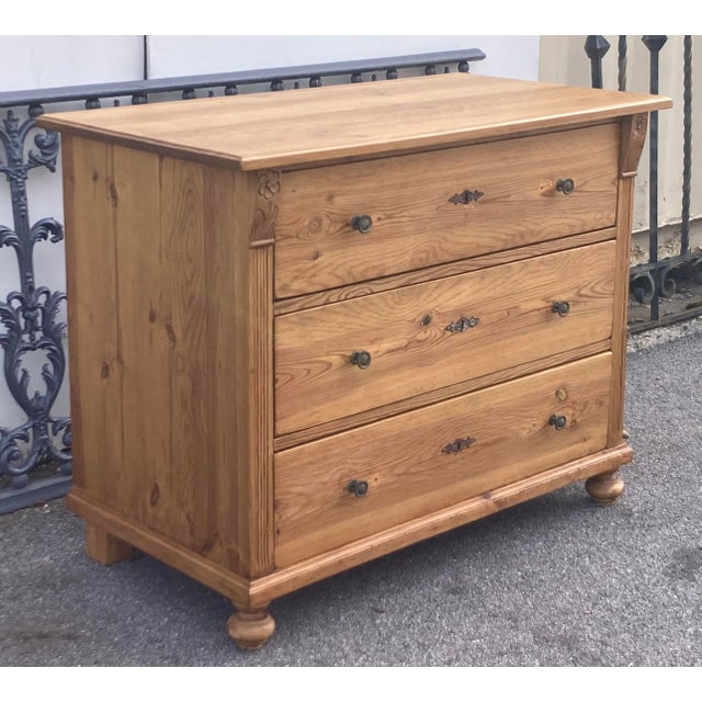 This delightful little chest is plain, simple and versatile as well as being very attractive. The top is thin and the...