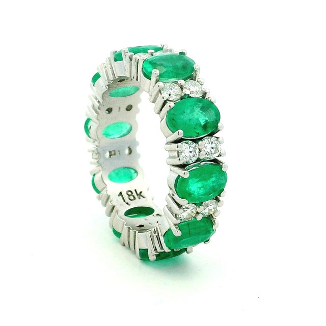 Colombian Emerald and Diamond 18k White Gold Full Eternity Band Ring, Size 6.5 For Sale In Miami - Image 6 of 10