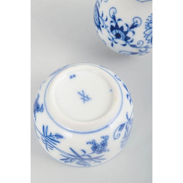 Mid-Century Blue Onion Sugar Bowl and Creamer in Porcelain from Meissen, Set of 2 For Sale - Image 4 of 5