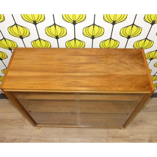 1960s Chest of Drawers in Walnut and Glass, 1960s For Sale - Image 5 of 15