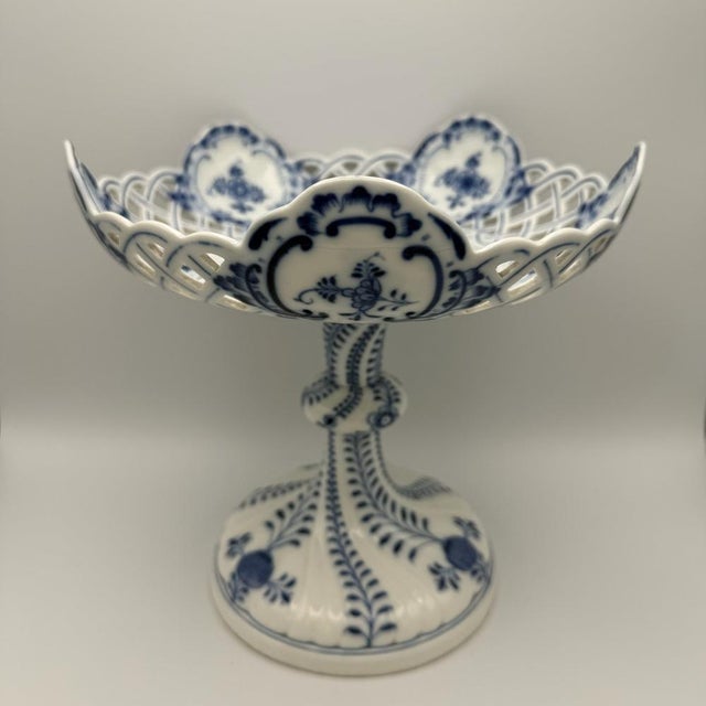 Antique Porcelain Zwiebelmuster Ceremonial Bowl with Knauf-Schwerts Mark from Meissen, 1850-1910, in Flawless conditions....