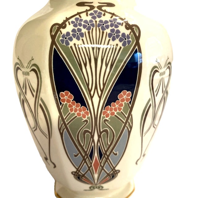1980s Vintage Mason's Ironstone Hand Painted Lanthe Design Vase 10”. England 1987 For Sale - Image 5 of 6