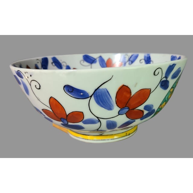 Vintage Wbi Chinoiserie Happy Sun Face Floral Colorful Hand Painted Bowl For Sale - Image 4 of 7