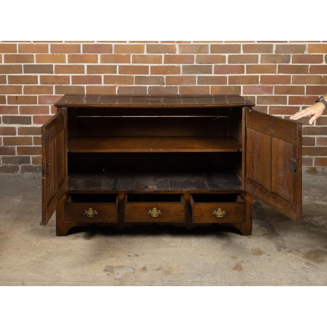Small English Georgian Period 18th Century Oak Buffet with Carved Arching Motifs For Sale In Atlanta - Image 6 of 12