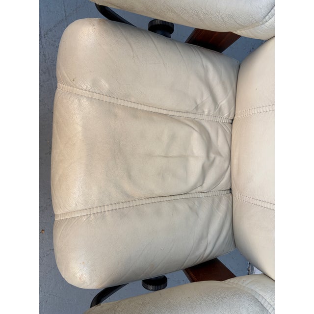 Antique White Mid 20th Century "Stressless" Leather Recliner and Matching Ottoman by j.e Ekornes For Sale - Image 8 of 12